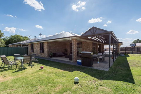 Barossa Family Holiday Home - Holiday Adelaide 2