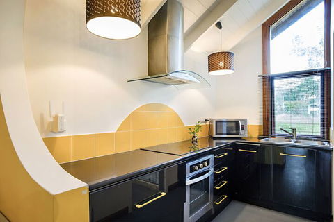 Airlie Beach Eco Cabins - Holiday Adelaide 4