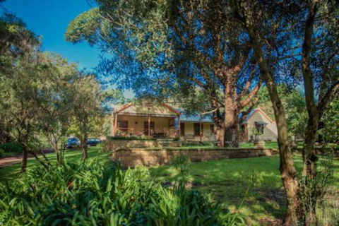 Secluded Homestead Amongst The Trees - Holiday Adelaide 5