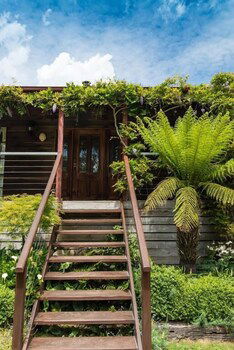 Hollyhock B&B - Holiday Adelaide 0