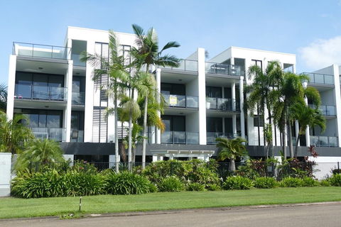 Hinchinbrook Harbour Apartments - Holiday Adelaide 5