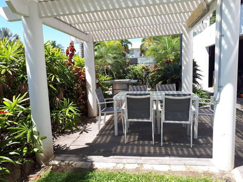 Hinchinbrook Harbour Apartments - Holiday Adelaide 4
