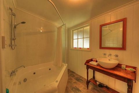 Grace's Spa Cottage - Holiday Adelaide 3
