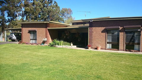 Hilltop Escape B&B - Holiday Adelaide 0