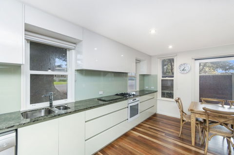 JOHANSSONS PERCH COTTAGE - Holiday Adelaide 4