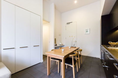 GEORGE, 1BDR North Melbourne Apartment - Holiday Adelaide 2