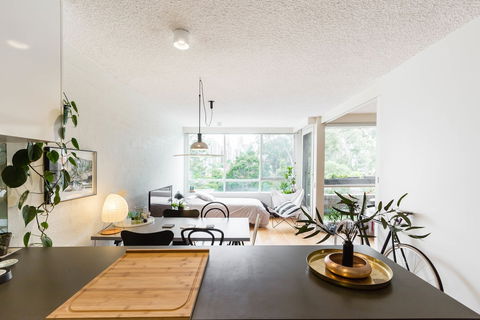 ISAAC, 1BDR South Melbourne Apartment - Holiday Adelaide 2