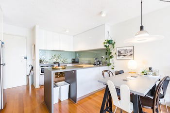 ISAAC, 1BDR South Melbourne Apartment - Holiday Adelaide 0