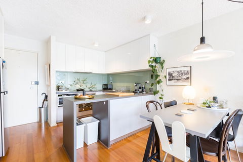 ISAAC, 1BDR South Melbourne Apartment - Holiday Adelaide 5