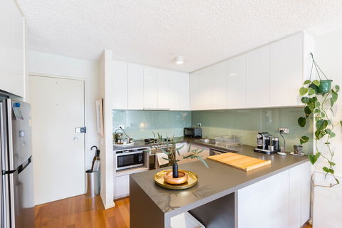 ISAAC, 1BDR South Melbourne Apartment - Holiday Adelaide 3