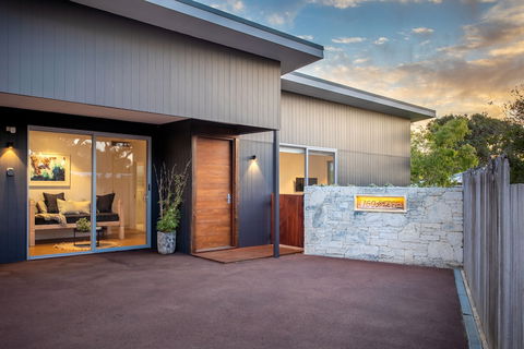 Yallingup Beach Home - Holiday Adelaide 0