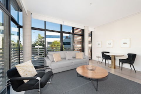 Uber Chic Newtown Designer Pad H392 - Holiday Adelaide 0