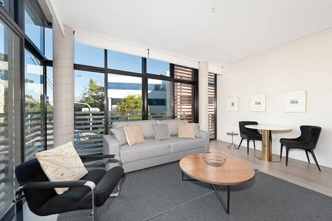 Uber Chic Newtown Designer Pad H392 - Holiday Adelaide 2