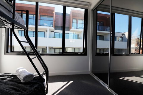 Queen Of Northcote Views Rejuvenate Stays - Holiday Adelaide 6