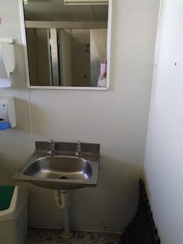 Irish Club Accommodation - Holiday Adelaide 1