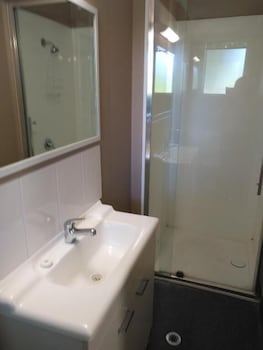 Irish Club Accommodation - Holiday Adelaide 5