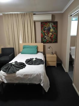 Irish Club Accommodation - Holiday Adelaide 3
