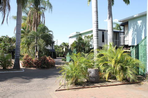 Irish Club Accommodation - Holiday Adelaide 0