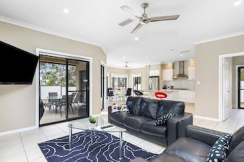 Central Gold Coast Large, Modern, Elevated Home - Holiday Adelaide 2