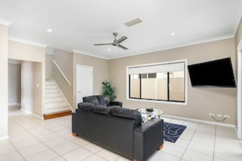 Central Gold Coast Large, Modern, Elevated Home - Holiday Adelaide 6