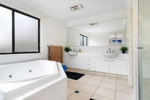 Central Gold Coast Large, Modern, Elevated Home - Holiday Adelaide 3