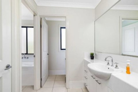 Central Gold Coast Large, Modern, Elevated Home - Holiday Adelaide 4