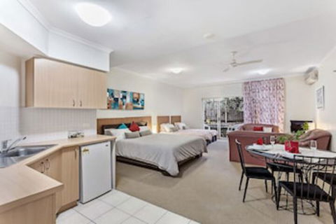 Zenith Studio Unit 3, 10 Messines Street - Holiday Adelaide 0