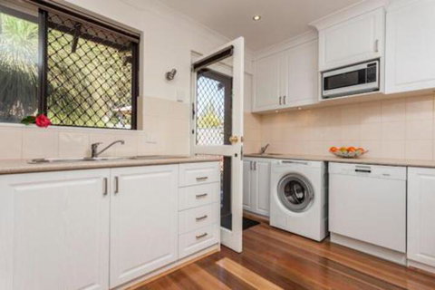 Attadale Excutive Villa - Holiday Adelaide 3
