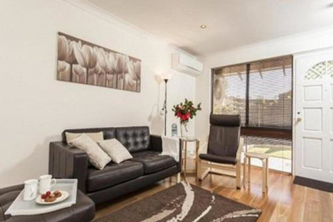 Attadale Excutive Villa - Holiday Adelaide 1