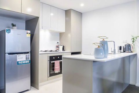 Charming & Spacious Living In A Serene Location - Holiday Adelaide 2