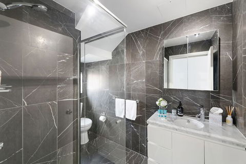 Darling Harbour Penthouse Views & Hot Tub - Holiday Adelaide 2