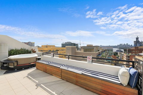 Darling Harbour Penthouse Views & Hot Tub - Holiday Adelaide 1