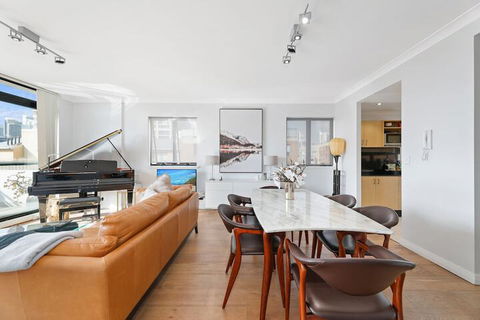 Darling Harbour Penthouse Views & Hot Tub - Holiday Adelaide 6