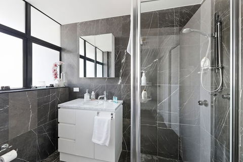 Darling Harbour Penthouse Views & Hot Tub - Holiday Adelaide 7