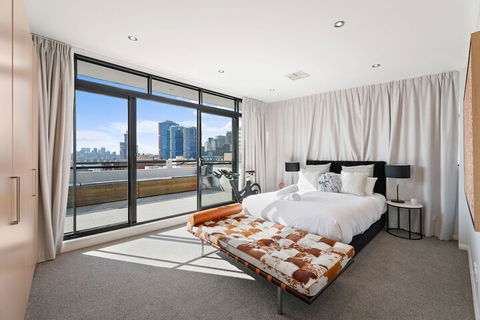 Darling Harbour Penthouse Views & Hot Tub - Holiday Adelaide 3