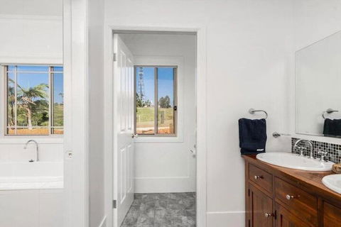 Your Luxury Escape Byron Sunset Breeze - Holiday Adelaide 7
