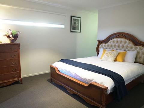 Classic 6brm Villa In Melbourne - Holiday Adelaide 4