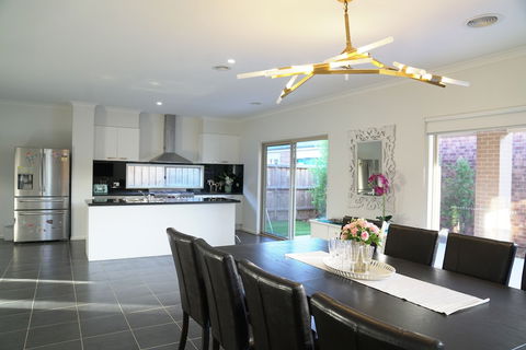 Classic 6brm Villa In Melbourne - Holiday Adelaide 5