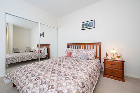 Spacious 1-Bedroom Apartment With Parking - Holiday Adelaide 1