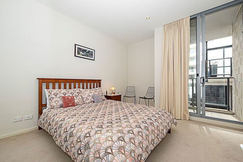 Spacious 1-Bedroom Apartment With Parking - Holiday Adelaide 4