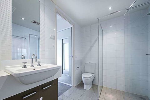 Spacious 1-Bedroom Apartment With Parking - Holiday Adelaide 2