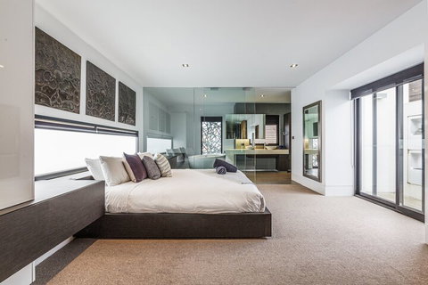 Luxury Designer Townhouse Parking - Holiday Adelaide 1