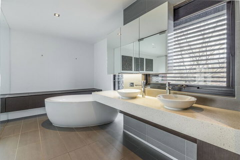 Luxury Designer Townhouse Parking - Holiday Adelaide 4