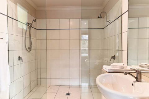 Eugenies Luxury Accommodation - Holiday Adelaide 5