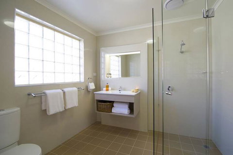 Marty's @ Little Beach - Holiday Adelaide 4