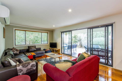 SURFSIDE GETAWAY In PICTURESQUE INVERLOCH - Holiday Adelaide 2