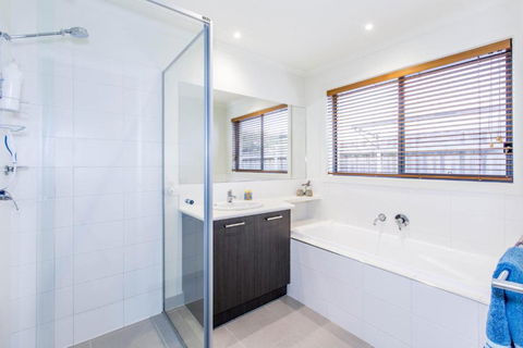 SURFSIDE GETAWAY In PICTURESQUE INVERLOCH - Holiday Adelaide 5