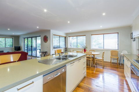 SURFSIDE GETAWAY In PICTURESQUE INVERLOCH - Holiday Adelaide 1