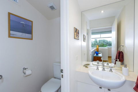 STYLISH HOLIDAY HOME OPPOSITE SURF - Holiday Adelaide 5