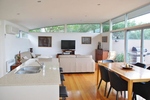 STYLISH HOLIDAY HOME OPPOSITE SURF - Holiday Adelaide 6